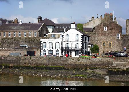 L'Anglesey Pub or Arms si trova nella città di Caernarfon, nel Galles del Nord. In origine era una Custom House, probabilmente risalente al 1736. Foto Stock