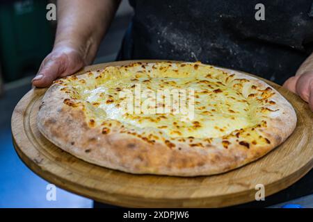 Cuocere il tradizionale piatto khachapuri georgiano Foto Stock