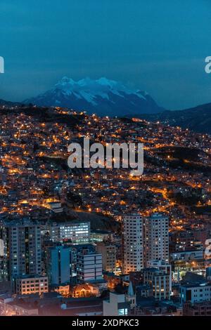 Illimani con la città di la Paz in Bolivia Foto Stock