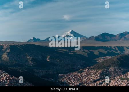 Huayna Potosi montagna innevata con la città di la Paz in Bolivia Foto Stock