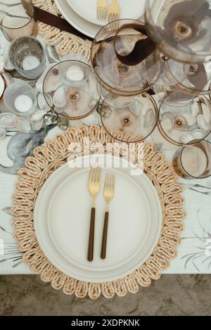 Elegante tavolo con piatti, forchette e bicchieri Foto Stock