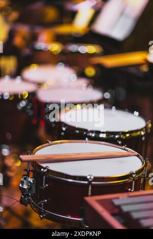 Primo piano del set di tamburi con bacchette su rullino per orchestra Foto Stock