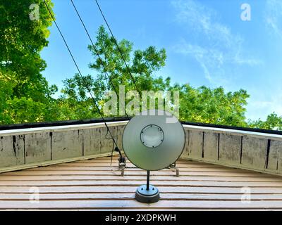 Lampada d'epoca industriale per esterni in garage con cielo blu Foto Stock