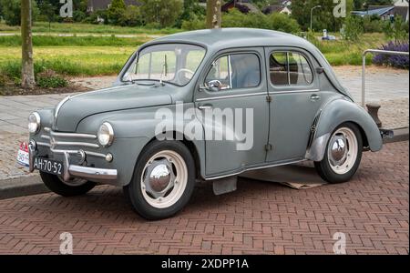 Lelystad, Paesi Bassi, 16.06.2024, Classic Economy car Renault 4CV dal 1955 al National Old timer Day Foto Stock