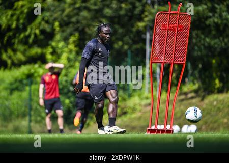 Ignace Ndri dell'OHL raffigurato in azione durante una sessione di allenamento della squadra belga di calcio Oud-Heverlee Leuven, lunedì 24 giugno 2024 a Oud-Heverlee, Lovanio, in preparazione della prossima stagione 2024-2025 della Jupiler Pro League First Division. BELGA FOTO TOM GOYVAERTS Foto Stock