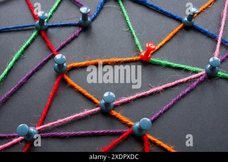 Rete astratta di fili e pin come comunicazione e interazione nella società. Foto Stock