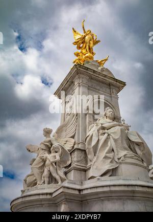Il Victoria Memorial alla fine del Mall fuori Buckingham Palace, la residenza reale a Londra, Regno Unito Foto Stock