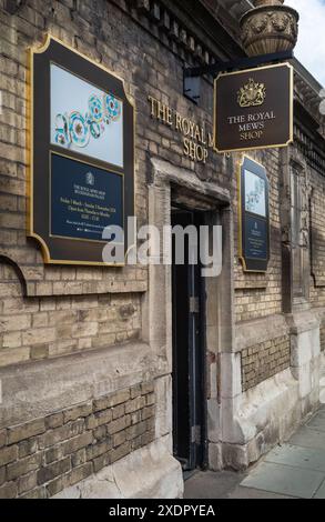 L'ingresso al Royal Mews Shop a Buckingham Palace, la residenza ufficiale del re a Londra, Regno Unito. Foto Stock