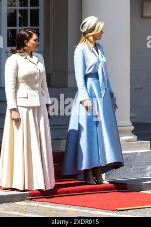 L'AIA - Regina Maxima e moglie dell'Emiro dello Stato del Qatar Sheik Tamim bin Hamad al ThaniSheika Jawaher bint Hamad al Thani al Palazzo Noordeinde. L'emiro sta facendo una visita ufficiale nei Paesi Bassi per rafforzare ulteriormente i legami con il Qatar. ANP IRIS VAN DEN BROEK netherlands Out - belgio Out Foto Stock