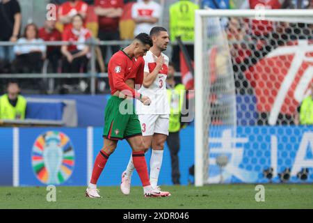 Dortmund, Germania. 22 giugno 2024. Cristiano Ronaldo del Portogallo e il compagno di squadra della Juventus Merih Demiral della Turchia reagiscono durante la partita dei Campionati europei UEFA al BVB Stadion di Dortmund. Il credito per immagini dovrebbe essere: Jonathan Moscrop/Sportimage Credit: Sportimage Ltd/Alamy Live News Foto Stock