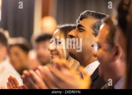 Edimburgo, Regno Unito. 24 giugno 2024 nella foto: Rishi Sunak al lancio del manifesto. Douglas Ross, leader del Partito Conservatore e Unionista scozzese, è affiancato dal primo ministro Rishi Sunak per svelare il manifesto elettorale generale, che ha una “focalizzazione simile a un laser sulle reali priorità del pubblico”. Crediti: Rich Dyson/Alamy Live News Foto Stock