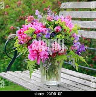 Botanica, bouquet di fiori colorati in rosso, NON ESCLUSIVO PER L'USO CON CARTOLINE PIEGHEVOLI e BIGLIETTI DI AUGURI Foto Stock