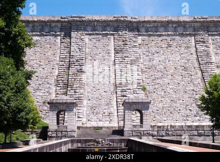 Una vista della diga di Kensico dal parco Plaza sottostante in una primavera di sole 2024 giorni. A Valhalla, Westchester, New York. Foto Stock