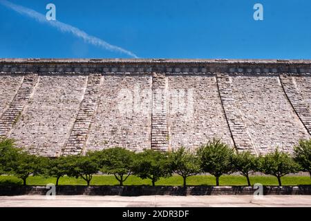 Una vista della diga di Kensico dal parco Plaza sottostante in una primavera di sole 2024 giorni. A Valhalla, Westchester, New York. Foto Stock