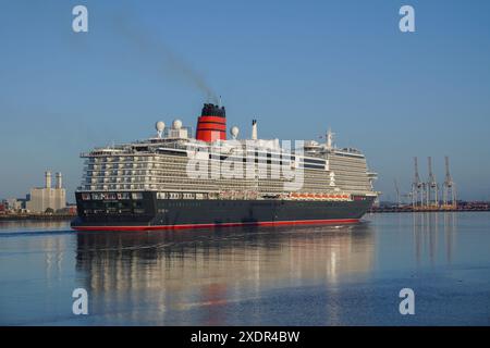 Southampton, Inghilterra, 23 giugno 2024 - Queen Anne, transatlantico in arrivo al porto di Southampton. Nave da crociera Cunard in viaggio Foto Stock