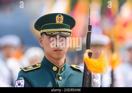 Seoul, Corea del Sud. 21 giugno 2024. Una guardia d'onore del Ministero della difesa della Corea del Sud si esibisce in un evento pubblico tenutosi presso la Piazza del Museo della Guerra di Yongsan a Seoul. Credito: SOPA Images Limited/Alamy Live News Foto Stock