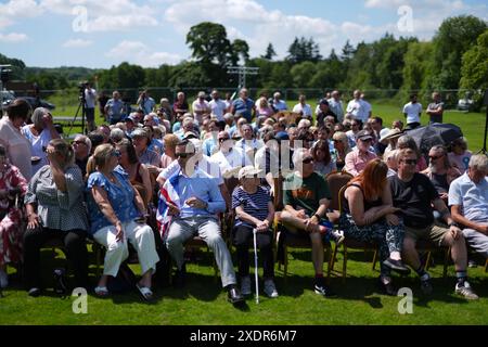 Al Mercure Maidstone Great Danes Hotel di Maidstone, Kent, la gente aspetta un discorso del leader del Regno Unito riformato Nigel Farage. Data foto: Lunedì 24 giugno 2024. Foto Stock