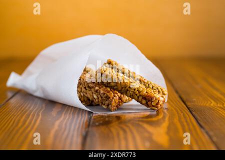 dolci bastoncini caramelle a base di semi di girasole . Foto Stock