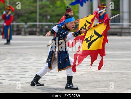 Seoul, Corea del Sud. 21 giugno 2024. La tradizionale guardia d'onore del Ministero della difesa della Corea del Sud si esibisce in un evento pubblico tenutosi presso la Piazza del Museo della Guerra di Yongsan a Seoul. (Credit Image: © Kim Jae-Hwan/SOPA Images via ZUMA Press Wire) SOLO PER USO EDITORIALE! Non per USO commerciale! Foto Stock