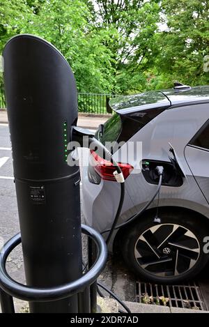 Nel Regno Unito - punto di ricarica a impulsi BP, ON Street EV Charging Preston, Regno Unito Foto Stock