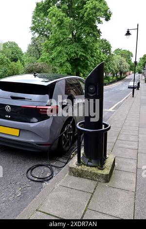 Nel Regno Unito - punto di ricarica a impulsi BP, ON Street EV Charging Preston, Regno Unito Foto Stock