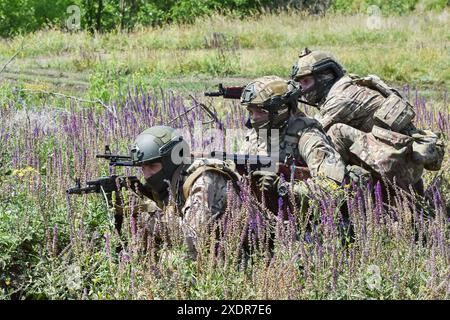 Zaporizhzhia, Ucraina. 18 giugno 2024. Soldati ucraini sono visti durante le pratiche militari nella regione di Zaporizhzhia. Gli Stati Uniti annunciano l'inizio di una nuova offensiva da parte dell'esercito russo. Secondo l'American Institute for the Study of War, attualmente registra tutti i segnali che la Russia sta lanciando una nuova offensiva estiva su larga scala sul territorio dell'Ucraina. (Foto di Andriy Andriyenko/SOPA Images/Sipa USA) credito: SIPA USA/Alamy Live News Foto Stock