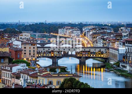 Vista aerea del Ponte Vecchio o del Ponte Vecchio sul fiume Arno all'ora blu. Foto scattata il 19 ottobre 2023 a Firenze, Toscana, Foto Stock