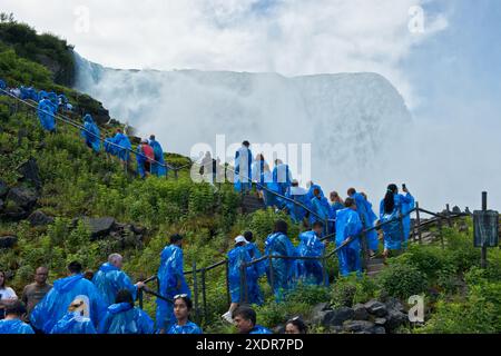 Turisti che camminano fino al punto panoramico per le cascate America Falls. Cascate del Niagara, Stato di New York, Stati Uniti Foto Stock