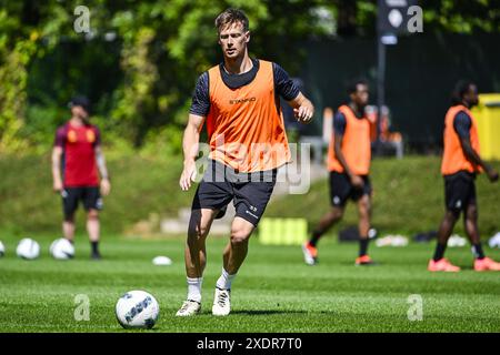 Lovanio, Belgio. 24 giugno 2024. Mathieu Maertens dell'OHL raffigurato in azione durante una sessione di allenamento della squadra belga di calcio Oud-Heverlee Leuven, lunedì 24 giugno 2024 a Oud-Heverlee, Lovanio, in preparazione della prossima stagione 2024-2025 della Jupiler Pro League First Division. BELGA PHOTO TOM GOYVAERTS credito: Belga News Agency/Alamy Live News Foto Stock