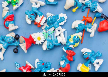 Den Bosch, Paesi Bassi - 12 maggio 2024: Figurine di fumetti belghe Smurf su un mercato delle pulci a Den Bosch, Paesi Bassi Foto Stock