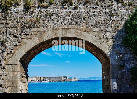 Vista della penisola attraverso l'antica città fortificata lungo la costa di Rodi, Grecia, Europa Foto Stock