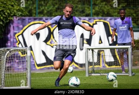 Bruxelles, Belgio. 24 giugno 2024. Mats Rits dell'Anderlecht in azione durante una sessione di allenamento della squadra belga di calcio RSC Anderlecht, lunedì 24 giugno 2024 a Bruxelles, in preparazione della prossima stagione 2024-2025 della prima divisione della Jupiler Pro League. BELGA PHOTO VIRGINIE LEFOUR credito: Belga News Agency/Alamy Live News Foto Stock