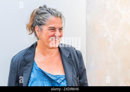 Londra, Regno Unito. 24 giugno 2024. Tracey Emin (foto con She's difficilmente There, 2024) ha scelto l'artista Bianca Raffaella. Artist of the Day ha una mostra personale alla Flowers Gallery, un formato espositivo che dura da oltre 40 anni. Crediti: Guy Bell/Alamy Live News Foto Stock
