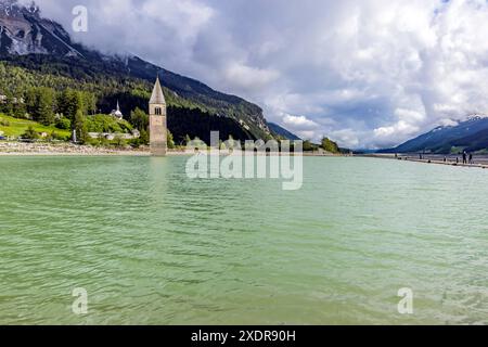 Kirchturm der alten Pfarrkirche St. Katharina. Der Glockturm ragt aus dem Reschensee, der als Stausee aufgestaut worden ist. // 25.05.2024: Graun im Vinschgau, Südtirol, Itallien, Europa c Arnulf Hettrich / Fnoxx - Veroeffentlichung nur gegen Honorar, Urhebervermerk und Belegexemplar. Kontakt: Arnulf Hettrich, Bildagentur Fnoxx, Zeppelinstrasse 7, 70193 S t u t g a r t , D e u t s c h l a n d , Telefon 49 173 3189170 und 49 711 291260, hettrichfnoxx.de Bankverbindung: IBAN: DE86 6005 0101 0005 9259 84 - BIC: SOLADEST600 - Ust.ID-Nr. DE 812 057 385 beim Finanzamt Stuttgart 1 --- www.freelens. Foto Stock