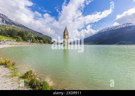 Kirchturm der alten Pfarrkirche St. Katharina. Der Glockturm ragt aus dem Reschensee, der als Stausee aufgestaut worden ist. // 25.05.2024: Graun im Vinschgau, Südtirol, Itallien, Europa c Arnulf Hettrich / Fnoxx - Veroeffentlichung nur gegen Honorar, Urhebervermerk und Belegexemplar. Kontakt: Arnulf Hettrich, Bildagentur Fnoxx, Zeppelinstrasse 7, 70193 S t u t g a r t , D e u t s c h l a n d , Telefon 49 173 3189170 und 49 711 291260, hettrichfnoxx.de Bankverbindung: IBAN: DE86 6005 0101 0005 9259 84 - BIC: SOLADEST600 - Ust.ID-Nr. DE 812 057 385 beim Finanzamt Stuttgart 1 --- www.freelens. Foto Stock