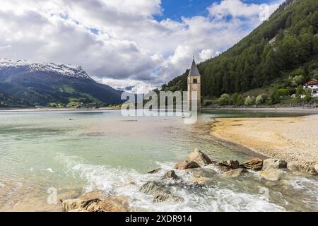 Kirchturm der alten Pfarrkirche St. Katharina. Der Glockturm ragt aus dem Reschensee, der als Stausee aufgestaut worden ist. // 25.05.2024: Graun im Vinschgau, Südtirol, Itallien, Europa c Arnulf Hettrich / Fnoxx - Veroeffentlichung nur gegen Honorar, Urhebervermerk und Belegexemplar. Kontakt: Arnulf Hettrich, Bildagentur Fnoxx, Zeppelinstrasse 7, 70193 S t u t g a r t , D e u t s c h l a n d , Telefon 49 173 3189170 und 49 711 291260, hettrichfnoxx.de Bankverbindung: IBAN: DE86 6005 0101 0005 9259 84 - BIC: SOLADEST600 - Ust.ID-Nr. DE 812 057 385 beim Finanzamt Stuttgart 1 --- www.freelens. Foto Stock