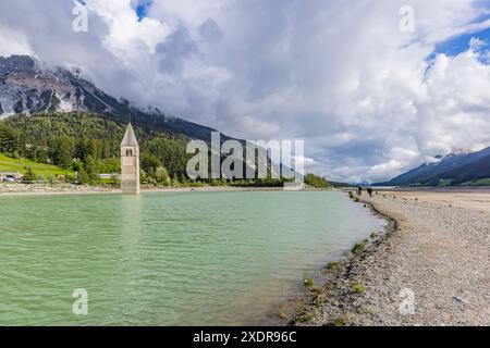 Kirchturm der alten Pfarrkirche St. Katharina. Der Glockturm ragt aus dem Reschensee, der als Stausee aufgestaut worden ist. // 25.05.2024: Graun im Vinschgau, Südtirol, Itallien, Europa c Arnulf Hettrich / Fnoxx - Veroeffentlichung nur gegen Honorar, Urhebervermerk und Belegexemplar. Kontakt: Arnulf Hettrich, Bildagentur Fnoxx, Zeppelinstrasse 7, 70193 S t u t g a r t , D e u t s c h l a n d , Telefon 49 173 3189170 und 49 711 291260, hettrichfnoxx.de Bankverbindung: IBAN: DE86 6005 0101 0005 9259 84 - BIC: SOLADEST600 - Ust.ID-Nr. DE 812 057 385 beim Finanzamt Stuttgart 1 --- www.freelens. Foto Stock
