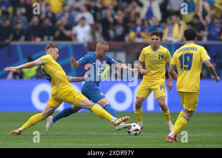 Dusseldorf, Germania. 21 giugno 2024. Illia Zabarnyi dell'Ucraina sfida Stanislav Lobotka della Slovacchia mentre Georgiy Sudakov e Mykola Shaparenko dell'Ucraina si avvicinano durante la partita dei Campionati europei UEFA alla Dusseldorf Arena di Dusseldorf. Il credito per immagini dovrebbe essere: Jonathan Moscrop/Sportimage Credit: Sportimage Ltd/Alamy Live News Foto Stock