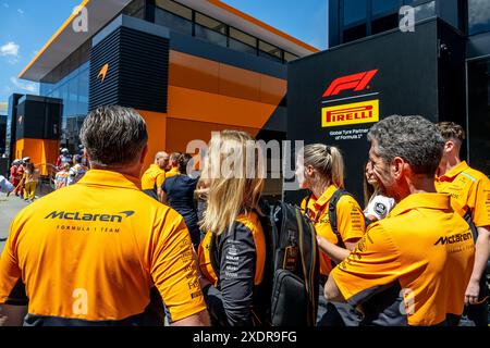 CIRCUITO DE BARCELONA-CATALUNYA, SPAGNA - 22 GIUGNO: McLaren Motorhome fuoco nel Paddock di F1 durante il Gran Premio di Spagna sul circuito di Barcellona-Catalunya sabato 22 giugno 2024 a Montmelo, Spagna. (Foto di Michael Potts/Agenzia BSR) credito: Agenzia BSR/Alamy Live News Foto Stock
