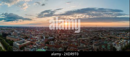 Vista mozzafiato del tramonto su Monaco, vista panoramica sul tramonto in Germania su Monaco e i suoi famosi monumenti storici in una splendida serata estiva Monaco di Baviera Germa Foto Stock