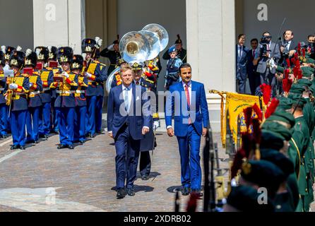 L'Aia, 15-06-2024 Re Willem Alexander dei Paesi Bassi e HH Sjeik Tamim bin Hamad al Thani, Emiro del Qatar visita ufficiale di HH Sjeik Tamim bin Hamad al Thani, Emiro del Qatar e HH Sjeika Jawaher bint Hamad al Thani nei Paesi Bassi POINT THE VUE OUT credito: alleanza immagine dpa/Alamy Live News Foto Stock