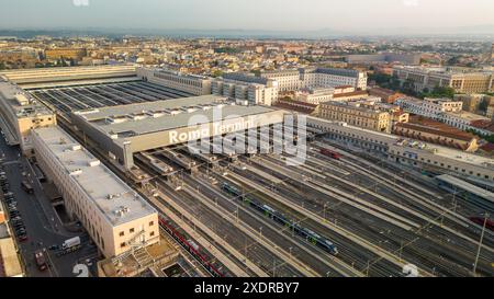 Incredibile vista aerea di Roma termini nel centro storico di Roma. La stazione ferroviaria più grande d'Italia. Ha 32 piattaforme Foto Stock