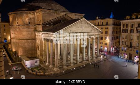 Incredibile vista aerea del Tempio del Pantheon nel centro storico di Roma di notte Foto Stock
