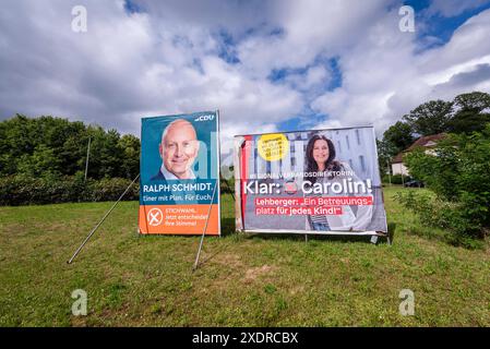 Die Wahlplakate der Kandidaten für Die Stichwahl zum Regionalverbandspräsidenten in Saarbrücken, Ralph Schmidt CDU und Carolin Lehberger SPD v.li. Stehen am Samstag 22.06.2024 am Ortseingang von Riegelsberg. AM morgigen Sonntag findet die Wahl und den Spitzenposten im Saarbrücker Schloss statt. *** I manifesti elettorali dei candidati alle elezioni per il ballottaggio per il presidente dell'associazione regionale a Saarbrücken, Ralph Schmidt CDU e Carolin Lehberger SPD da sinistra, sono in mostra all'ingresso di Riegelsberg sabato 22 06 2024 domani, domenica, le elezioni e il posto più alto prenderanno pla Foto Stock