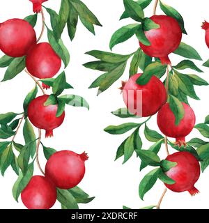 Motivo senza cuciture con melograni e foglie. Illustrazione ad acquerello fatta a mano su sfondo bianco. Per l'imballaggio di carta, tessuto, carta da parati, imballaggi Foto Stock