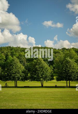 Priory Park a Reigate, Surrey, Regno Unito, con un ciclista irriconoscibile. Questo parco pubblico è vicino al centro di Reigate. Foto Stock