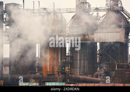 Le immagini mostrano Tata Steelworks, Port Talbot, Galles del Sud, prima di uno sciopero pianificato da parte dei lavoratori l'8 luglio, migliaia di lavoratori sono in esubero. Foto Stock