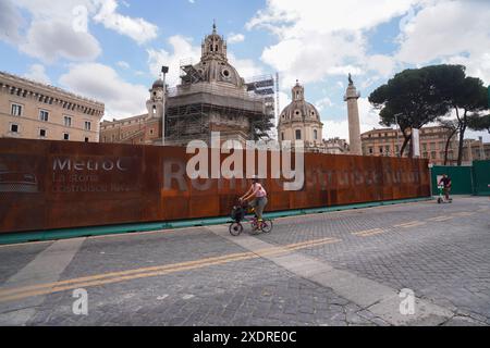 Roma, Italia. 24 giugno 2024. Gli scooter passano davanti al cantiere di Piazza Venezia mentre i lavori proseguono per l'ampliamento della stazione della metropolitana linea C di Roma con la stazione del Colosseo che aprirà nel febbraio 2025 . Crediti: Amer Ghazzal/Alamy Live News Foto Stock