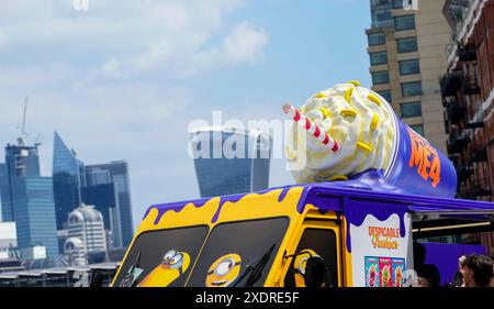 Clima caldo al South Bank di Londra. Per questa settimana sono stati previsti livelli massimi fino a 31 °C con l'aumento delle temperature in tutto il Regno Unito. Data foto: Lunedì 24 giugno 2024. Foto Stock