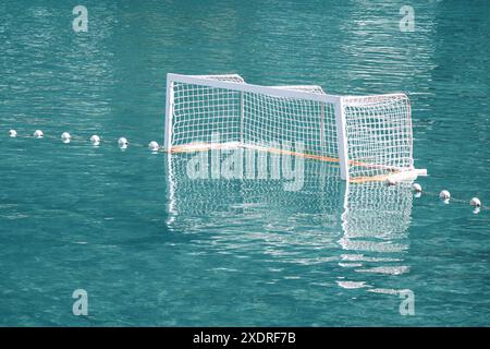 La porta di calcio è galleggiante in acqua. Campo per pallanuoto Foto Stock